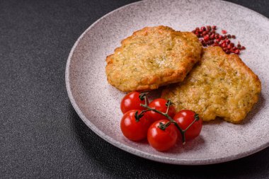 Lezzetli kızarmış domuz ya da koyu beton arka planda tuz ve baharatla ekilmiş tavuk pirzolası.