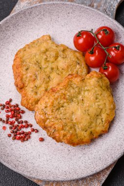 Lezzetli kızarmış domuz ya da koyu beton arka planda tuz ve baharatla ekilmiş tavuk pirzolası.