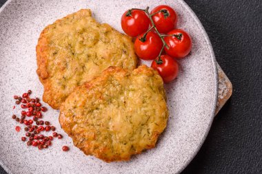 Lezzetli kızarmış domuz ya da koyu beton arka planda tuz ve baharatla ekilmiş tavuk pirzolası.
