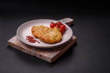 Lezzetli kızarmış domuz ya da koyu beton arka planda tuz ve baharatla ekilmiş tavuk pirzolası.