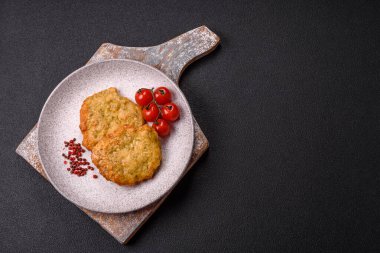 Lezzetli kızarmış domuz ya da koyu beton arka planda tuz ve baharatla ekilmiş tavuk pirzolası.