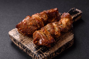 Lezzetli ızgara tavuk, hindi ya da domuz şişi, tuzlu, baharatlı ve otlu, koyu beton bir arka planda.