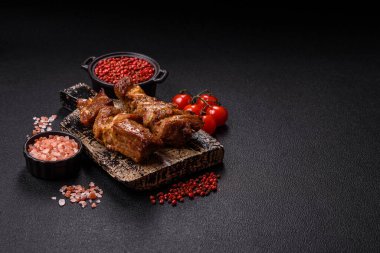 Lezzetli ızgara tavuk, hindi ya da domuz şişi, tuzlu, baharatlı ve otlu, koyu beton bir arka planda.