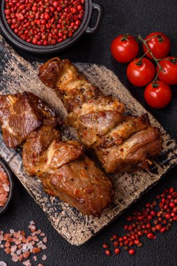 Lezzetli ızgara tavuk, hindi ya da domuz şişi, tuzlu, baharatlı ve otlu, koyu beton bir arka planda.