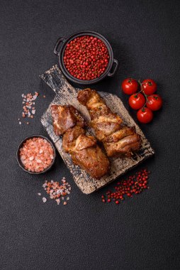 Lezzetli ızgara tavuk, hindi ya da domuz şişi, tuzlu, baharatlı ve otlu, koyu beton bir arka planda.