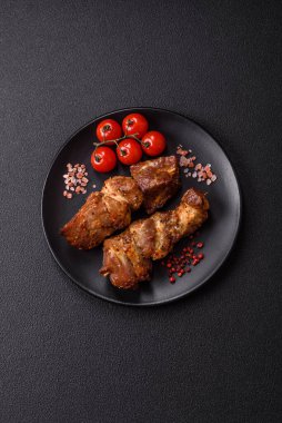 Lezzetli ızgara tavuk, hindi ya da domuz şişi, tuzlu, baharatlı ve otlu, koyu beton bir arka planda.