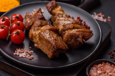 Lezzetli ızgara tavuk, hindi ya da domuz şişi, tuzlu, baharatlı ve otlu, koyu beton bir arka planda.