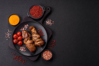 Lezzetli ızgara tavuk, hindi ya da domuz şişi, tuzlu, baharatlı ve otlu, koyu beton bir arka planda.