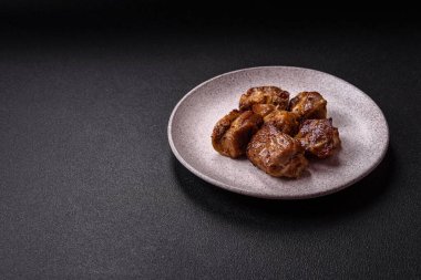 Lezzetli ızgara tavuk, hindi ya da domuz şişi, tuzlu, baharatlı ve otlu, koyu beton bir arka planda.