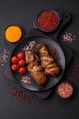 Lezzetli ızgara tavuk, hindi ya da domuz şişi, tuzlu, baharatlı ve otlu, koyu beton bir arka planda.