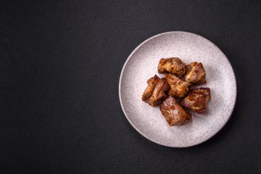 Lezzetli ızgara tavuk, hindi ya da domuz şişi, tuzlu, baharatlı ve otlu, koyu beton bir arka planda.