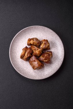 Lezzetli ızgara tavuk, hindi ya da domuz şişi, tuzlu, baharatlı ve otlu, koyu beton bir arka planda.