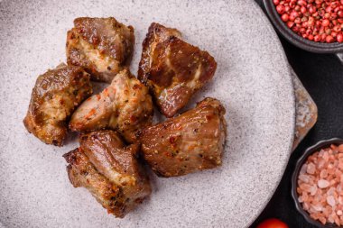 Lezzetli ızgara tavuk, hindi ya da domuz şişi, tuzlu, baharatlı ve otlu, koyu beton bir arka planda.