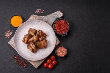 Lezzetli ızgara tavuk, hindi ya da domuz şişi, tuzlu, baharatlı ve otlu, koyu beton bir arka planda.