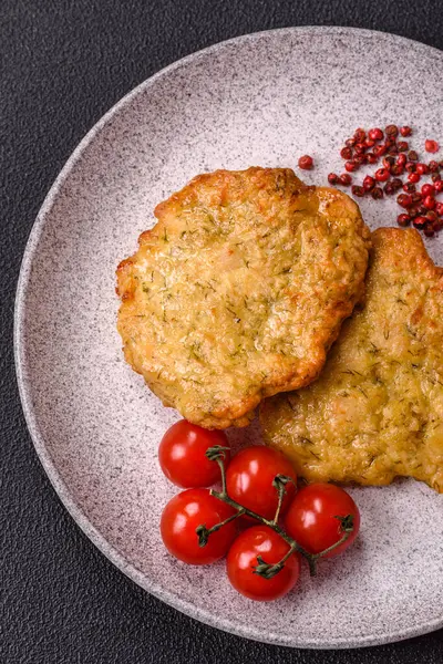 Lezzetli kızarmış domuz ya da koyu beton arka planda tuz ve baharatla ekilmiş tavuk pirzolası.