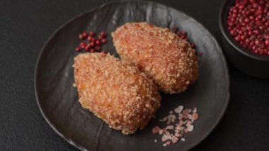 Lezzetli taze pirzola ya da köfte Kiev usulü dolgu, tuz, baharat ve bitkilerle.