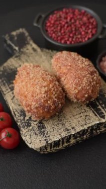 Lezzetli taze pirzola ya da köfte Kiev usulü dolgu, tuz, baharat ve bitkilerle.