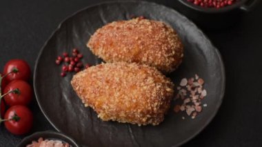 Lezzetli taze pirzola ya da köfte Kiev usulü dolgu, tuz, baharat ve bitkilerle.