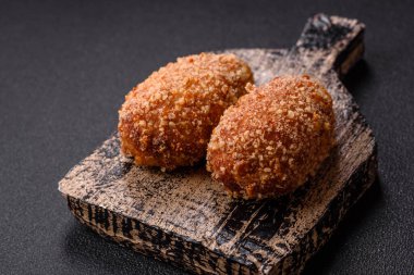 Lezzetli taze pirzola ya da köfte Kiev usulü dolgu, tuz, baharat ve bitkilerle.