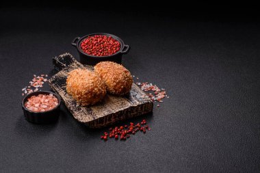 Lezzetli taze pirzola ya da köfte Kiev usulü dolgu, tuz, baharat ve bitkilerle.