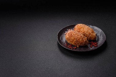 Lezzetli taze pirzola ya da köfte Kiev usulü dolgu, tuz, baharat ve bitkilerle.