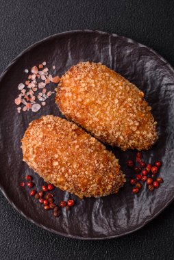 Lezzetli taze pirzola ya da köfte Kiev usulü dolgu, tuz, baharat ve bitkilerle.