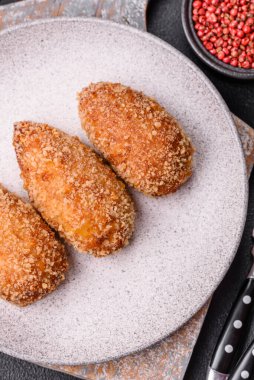 Lezzetli taze pirzola ya da köfte Kiev usulü dolgu, tuz, baharat ve bitkilerle.