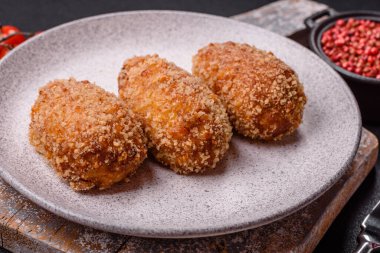 Lezzetli taze pirzola ya da köfte Kiev usulü dolgu, tuz, baharat ve bitkilerle.