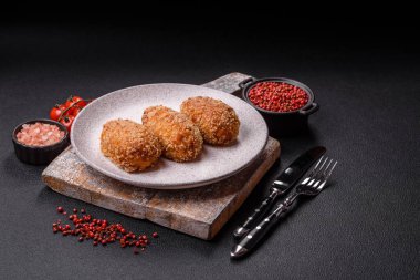 Lezzetli taze pirzola ya da köfte Kiev usulü dolgu, tuz, baharat ve bitkilerle.