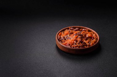 Kırmızı fasulye, soğan ve havuç ya da tuzlu, baharatlı ve otlu lobili vejetaryen yahnisi.