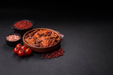 Kırmızı fasulye, soğan ve havuç ya da tuzlu, baharatlı ve otlu lobili vejetaryen yahnisi.