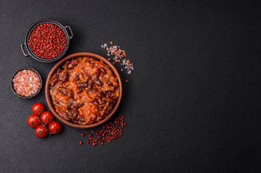 Kırmızı fasulye, soğan ve havuç ya da tuzlu, baharatlı ve otlu lobili vejetaryen yahnisi.