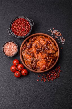 Kırmızı fasulye, soğan ve havuç ya da tuzlu, baharatlı ve otlu lobili vejetaryen yahnisi.