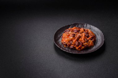 Kırmızı fasulye, soğan ve havuç ya da tuzlu, baharatlı ve otlu lobili vejetaryen yahnisi.