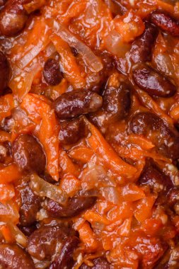 Kırmızı fasulye, soğan ve havuç ya da tuzlu, baharatlı ve otlu lobili vejetaryen yahnisi.