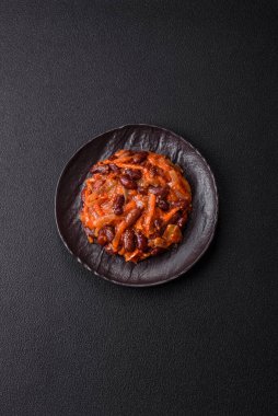 Kırmızı fasulye, soğan ve havuç ya da tuzlu, baharatlı ve otlu lobili vejetaryen yahnisi.