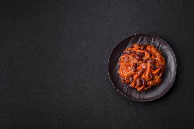 Kırmızı fasulye, soğan ve havuç ya da tuzlu, baharatlı ve otlu lobili vejetaryen yahnisi.