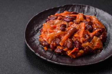 Kırmızı fasulye, soğan ve havuç ya da tuzlu, baharatlı ve otlu lobili vejetaryen yahnisi.