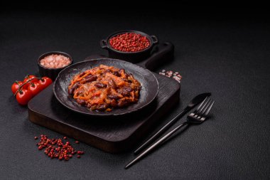 Kırmızı fasulye, soğan ve havuç ya da tuzlu, baharatlı ve otlu lobili vejetaryen yahnisi.