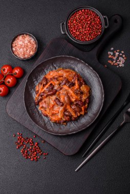 Kırmızı fasulye, soğan ve havuç ya da tuzlu, baharatlı ve otlu lobili vejetaryen yahnisi.