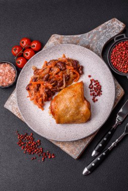 Kırmızı fasulye, soğan ve havuç ya da tuzlu, baharatlı ve otlu lobili vejetaryen yahnisi.