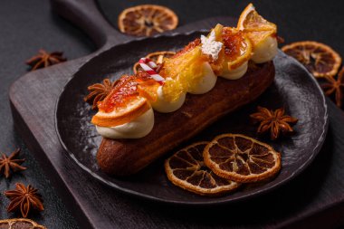 Çikolata dolgulu, krema ve kurutulmuş narenciye ile kaplı nefis bir ekler.