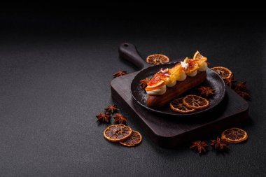 Çikolata dolgulu, krema ve kurutulmuş narenciye ile kaplı nefis bir ekler.