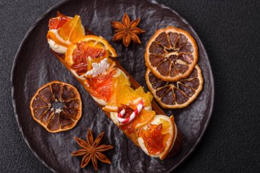 Çikolata dolgulu, krema ve kurutulmuş narenciye ile kaplı nefis bir ekler.