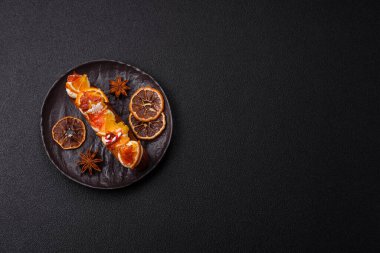 Çikolata dolgulu, krema ve kurutulmuş narenciye ile kaplı nefis bir ekler.