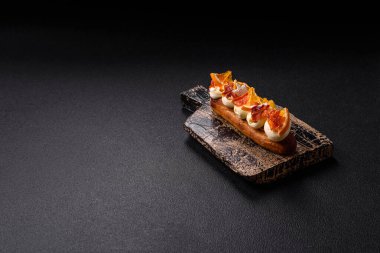 Çikolata dolgulu, krema ve kurutulmuş narenciye ile kaplı nefis bir ekler.