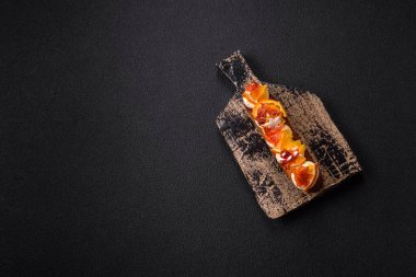 Çikolata dolgulu, krema ve kurutulmuş narenciye ile kaplı nefis bir ekler.