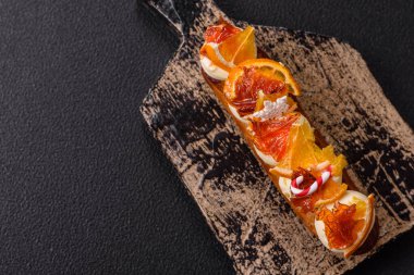 Çikolata dolgulu, krema ve kurutulmuş narenciye ile kaplı nefis bir ekler.