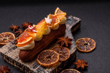 Çikolata dolgulu, krema ve kurutulmuş narenciye ile kaplı nefis bir ekler.