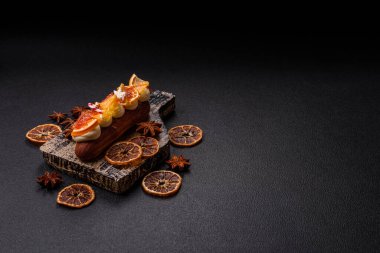 Çikolata dolgulu, krema ve kurutulmuş narenciye ile kaplı nefis bir ekler.